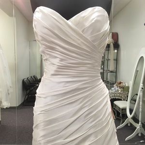Alfred Angelo Disney “Ariel” Ivory. Size 16.